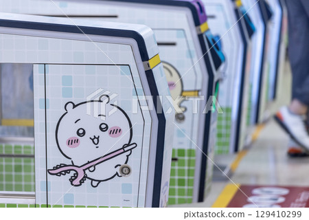 The popular Japanese animation Chiikawa has a large exhibition at the Tsim Sha Tsui MTR station and the waterfront, attracting 129410299
