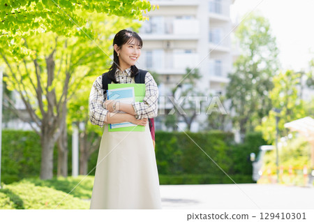 走在校園裡的女大學生 走在校園裡的女大學生 129410301