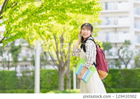 走在校園裡的女大學生 129410302