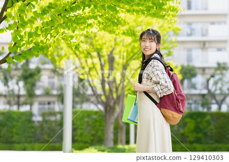 走在校園裡的女大學生 129410303