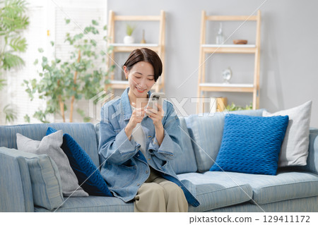 看著智能手機的中間女人 129411172