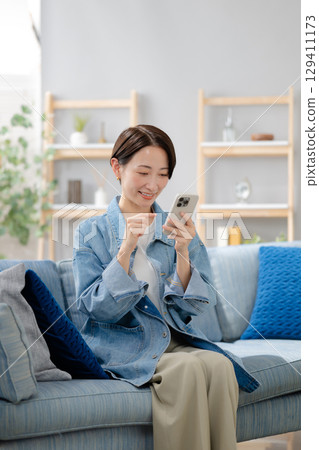 看著智能手機的中間女人 看著智能手機的中間女人 129411173
