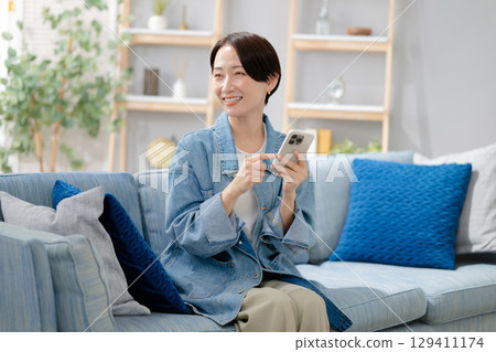 看著智能手機的中間女人 129411174