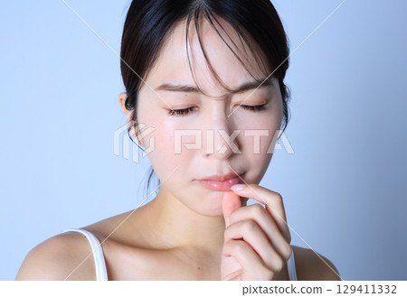 Image of a woman suffering from stomatitis 129411332