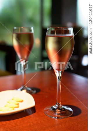 Enjoy a welcome drink in the lounge of a luxury inn Enjoy a welcome drink in the lounge of a luxury inn 129411637