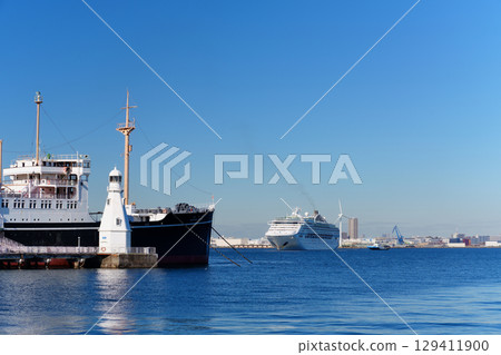 The coast of Yokohama Port: Hikawa Maru and the former Yokohama East Embankment Lighthouse (former white lighthouse at Yokohama Port) 129411900
