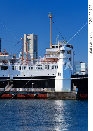 The coast of Yokohama Port: Hikawa Maru and the former Yokohama East Embankment Lighthouse (former white lighthouse at Yokohama Port) 129411902