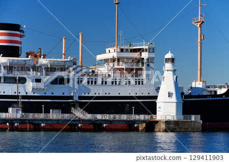 The coast of Yokohama Port, Hikawa Maru and the former Yokohama East Embankment Lighthouse (former white lighthouse of Yokohama Port) The coast of Yokohama Port, Hikawa Maru and the former Yokohama East Embankment Lighthouse (former white lighthouse of Yokohama Port) 129411903