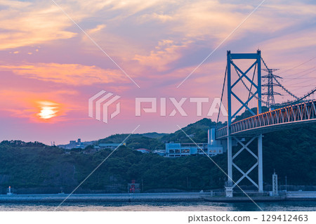 【福岡縣】從Mekari PA眺望關門海峽、關門大橋和過往船隻的夜景 129412463