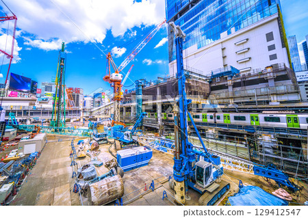 8月8日，日本東京都市風景。履帶起重機、打樁機等大型重型機械排列整齊…新的篇章即將開啟=澀谷 129412547