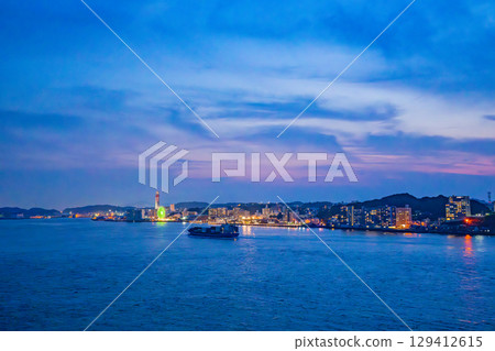 [Fukuoka Prefecture] Evening view of the Kanmon Strait and ships passing by from Mekari PA 129412615