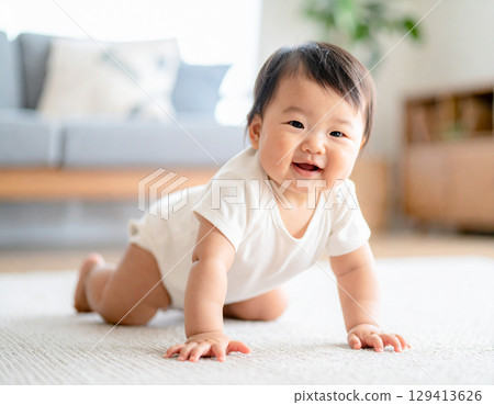 嬰兒在客廳爬行 129413626