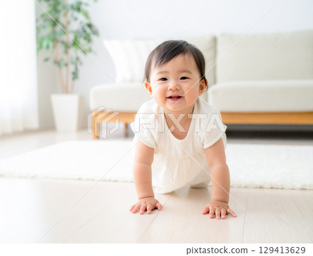 嬰兒在客廳爬行 嬰兒在客廳爬行 129413629