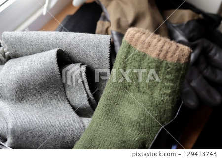 紙袋裡的羊毛圍巾和手套－要送去乾洗店的衣服 129413743