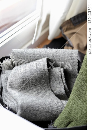 紙袋裡的羊毛圍巾和手套－要送去乾洗店的衣服 129413744