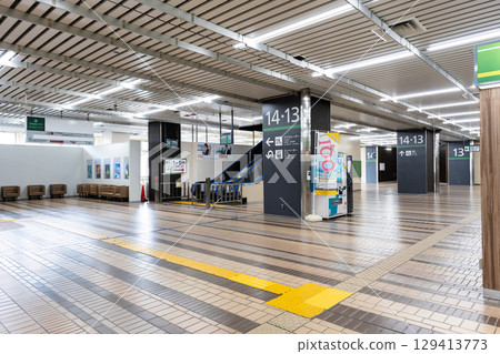 新潟縣南魚沼郡湯澤町JR越後湯澤站、通往新幹線月台的通道 新潟縣南魚沼郡湯澤町JR越後湯澤站、通往新幹線月台的通道 129413773