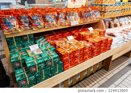 JR Echigo-Yuzawa Station: Buying persimmon seeds on Gangi Street, Yuzawa Town, Minamiuonuma District, Niigata Prefecture 129413805