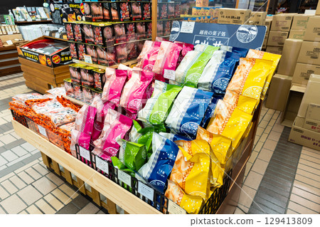 JR越後湯澤站：在新潟縣南魚沼郡湯澤町雁木通購買柿子和零食 129413809