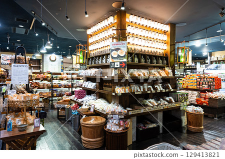 新潟縣南魚沼郡湯澤町JR越後湯澤站、CoCoLo湯澤、Ponshukan（設有燈籠塔的紀念品商店） 129413821