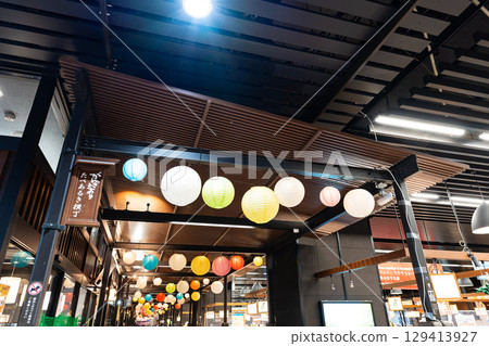 新潟縣南魚沼郡湯澤町 JR 越後湯澤站的雁木通和 CoCoLo 湯澤通道的遊行隊伍 129413927