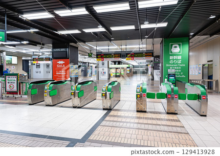 透過新潟縣南魚沼郡湯澤町JR越後湯澤站的新幹線檢票口 129413928