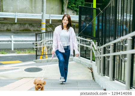 年輕女子與寵物一起散步 年輕女子與寵物一起散步 129414098