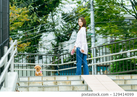 Young woman walking with pet 129414099