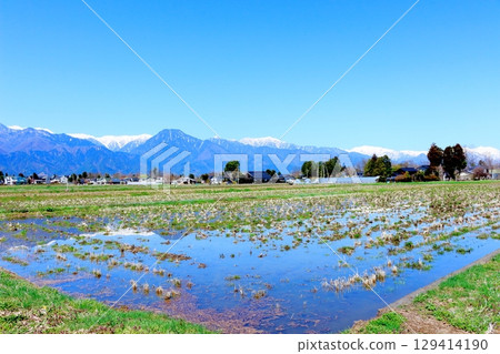 四月從安曇野眺望北阿爾卑斯山 信州的常念山 129414190