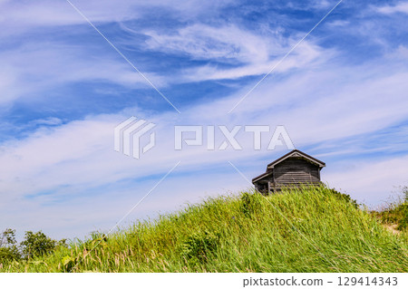 北海道釧路濕地舊岩缽水門和藍天,七月 北海道釧路濕地舊岩缽水門和藍天,七月 129414343