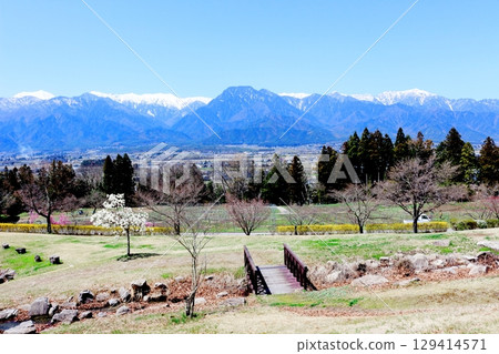 四月從北阿爾卑斯全景美術館看到的北阿爾卑斯 春天的信州北阿爾卑斯山脈 129414571