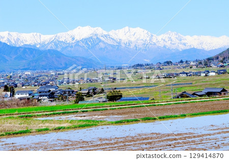 四月從安曇野眺望北阿爾卑斯山 信州的山脈 春天的北阿爾卑斯山 四月從安曇野眺望北阿爾卑斯山 信州的山脈 春天的北阿爾卑斯山 129414870