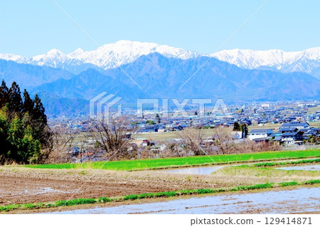 四月從安曇野眺望北阿爾卑斯山 信州的山脈 春天的北阿爾卑斯山 四月從安曇野眺望北阿爾卑斯山 信州的山脈 春天的北阿爾卑斯山 129414871