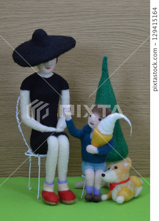 母親和孩子拿著軟冰淇淋 母親和孩子拿著軟冰淇淋 129415164