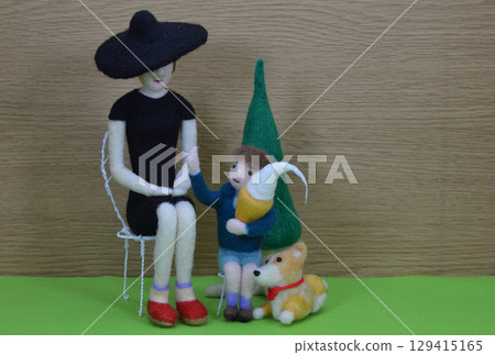 母親和孩子拿著軟冰淇淋 母親和孩子拿著軟冰淇淋 129415165