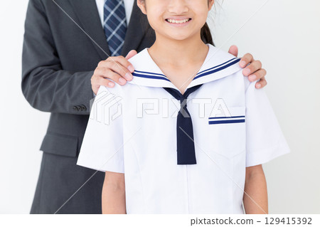 一名身穿夏季校服的中學生和她身穿西裝的父親 129415392