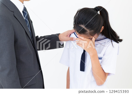一位父親安慰他哭泣、沮喪的國中女兒 一位父親安慰他哭泣、沮喪的國中女兒 129415393