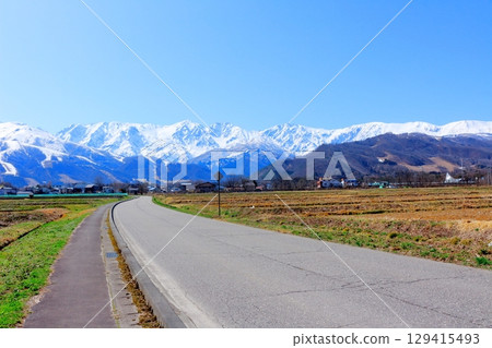 四月從白馬村看到的北阿爾卑斯山 信州的山脈 春天的北阿爾卑斯山 四月從白馬村看到的北阿爾卑斯山 信州的山脈 春天的北阿爾卑斯山 129415493