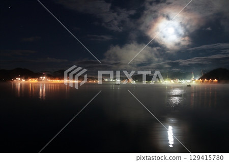 夜晚的月光漂浮在海面上 129415780