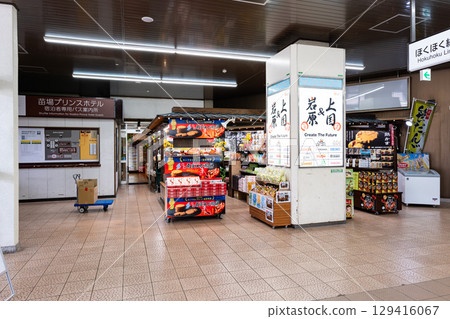 Shopping at the souvenir shop on the first floor of the East Exit of JR Echigo-Yuzawa Station, Yuzawa Town, Minamiuonuma District, Niigata Prefecture 129416067