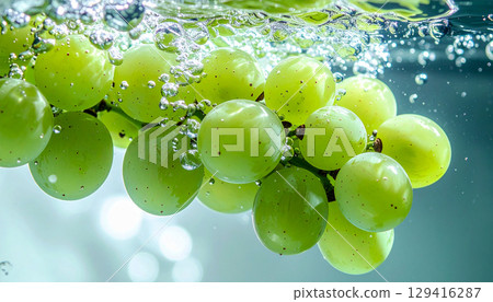 水中馬斯喀特葡萄的新鮮圖像背景 129416287