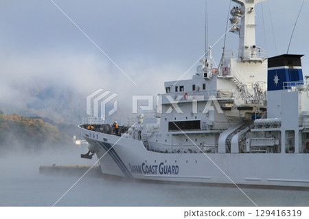 霧濛濛的港口和一艘巡邏艇 霧濛濛的港口和一艘巡邏艇 129416319