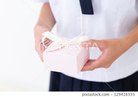 一位身穿夏季校服、手持禮物的國中女生 一位身穿夏季校服、手持禮物的國中女生 129416333