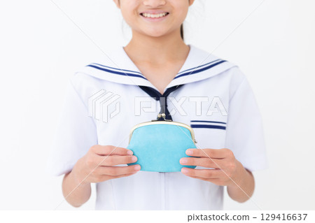 一名身穿夏季校服的國中女生拿著一個藍色扣式錢包 129416637