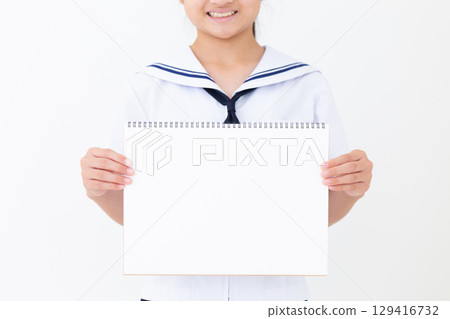一位身穿夏季校服、手持素描本的國中女生 一位身穿夏季校服、手持素描本的國中女生 129416732
