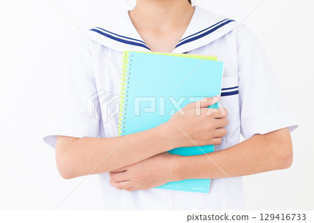 一名身穿夏季校服、手持筆記本的國中女生 129416733