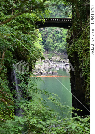 [Kyushu, Miyazaki] Takachiho Gorge was created by volcanic activity at Mount Aso. It is a beautiful gorge with eroded cliffs and Manai Falls. 129416795