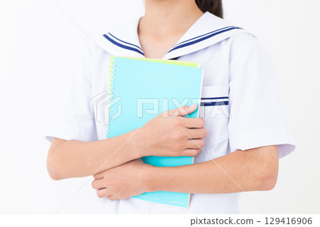 一名身穿夏季校服、手持筆記本的國中女生 129416906