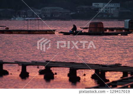夕陽染紅的漁港 夕陽染紅的漁港 129417019