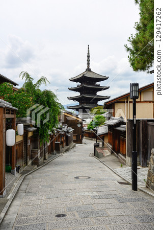 Tower of Yasaka Hokan-ji Temple 129417262