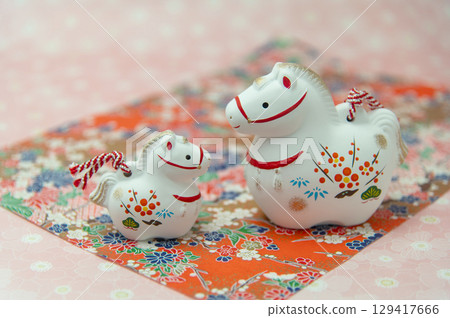 一匹白馬和它的子雕像(十二生肖),背景為日式圖案 一匹白馬和它的子雕像(十二生肖),背景為日式圖案 129417666